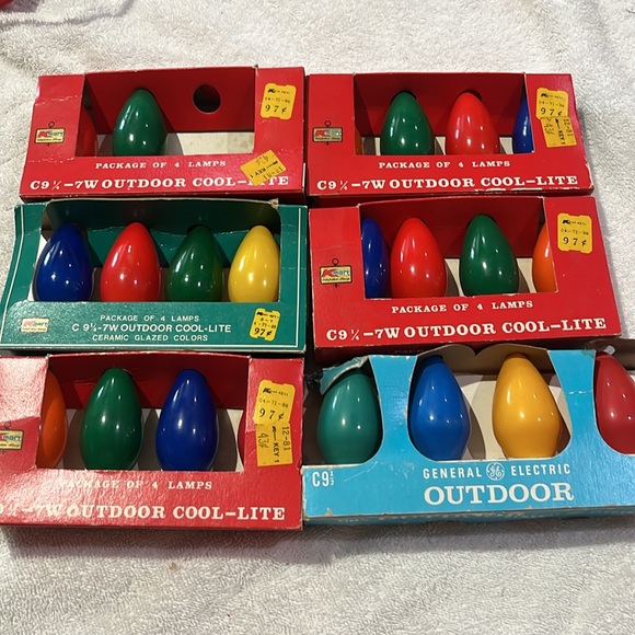 C9 1/4 replacement bulbs in original packaging. One has 2 bulbs. Take all! - Picture 1 of 2